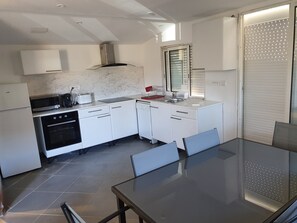 Réfrigérateur, four à micro-ondes, un four, surface de cuisson