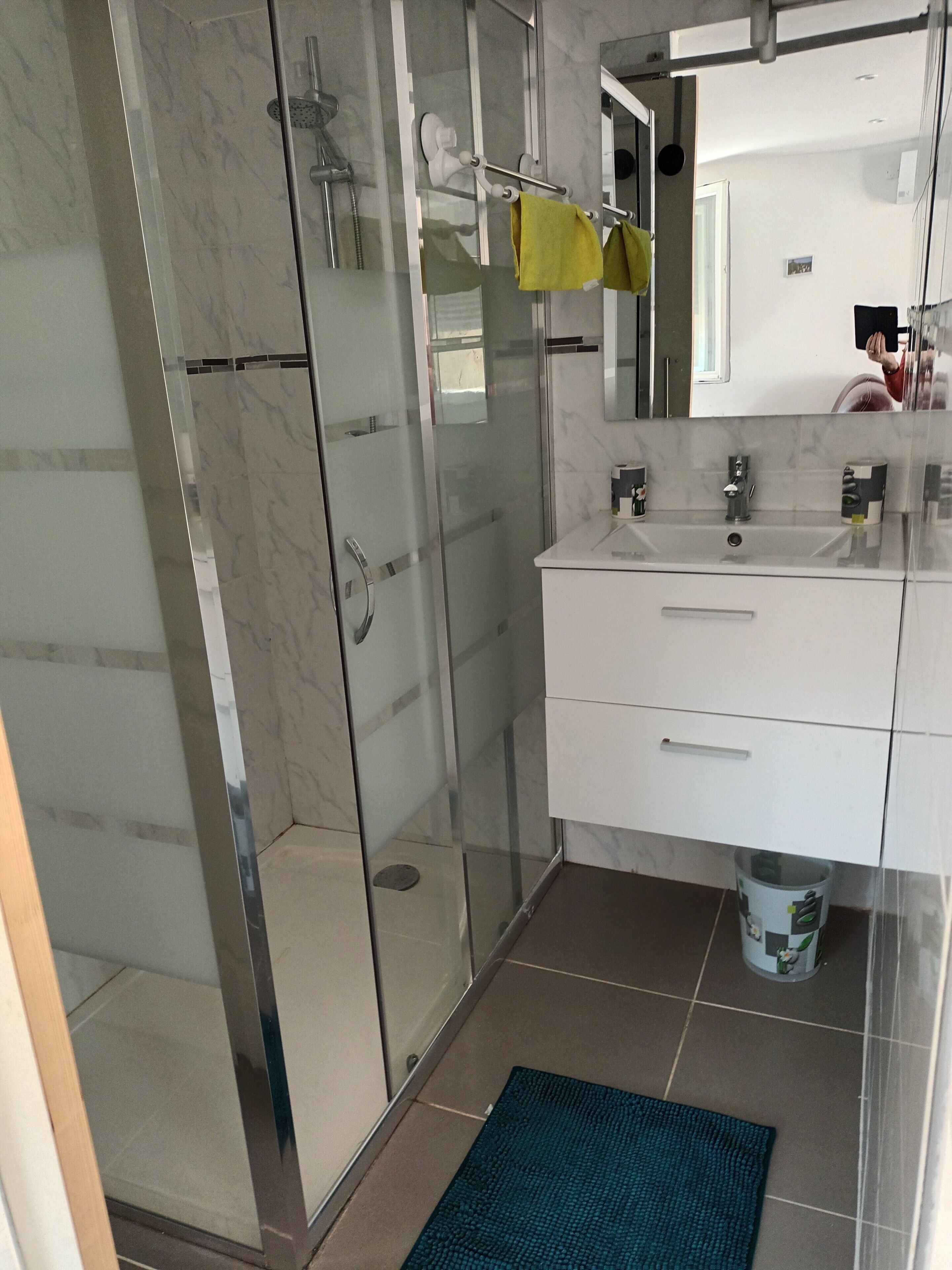 Sèche-cheveux, serviettes fournies