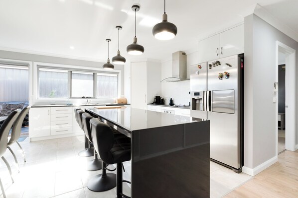 Jääkaappi, mikroaaltouuni, uuni, liesi