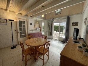 Dining - Cozy 3-Room House with Mezzanine, Near Beach, Forest & Cycling Trails - Sleeps 6 (Saint-Jean-de-Monts)