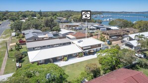 A residential area with houses, a marina, and a clear view of the sea. - Akuli By the Sea - Unit 1 - FNHolidays (Iluka)