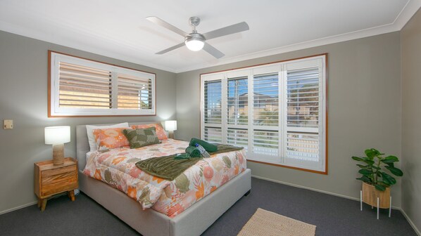 3 bedrooms, iron/ironing board, WiFi, bed sheets