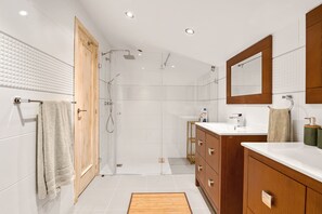 Badkar, hårtork och handdukar