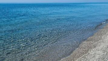 Plage, chaises longues