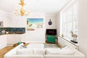 TV, offices - L-Spa Boutique Apartments - Studio apartment with patio (Leamington Spa)