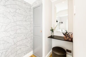 Interior - L-Spa Boutique Apartments - Studio apartment with patio (Leamington Spa)