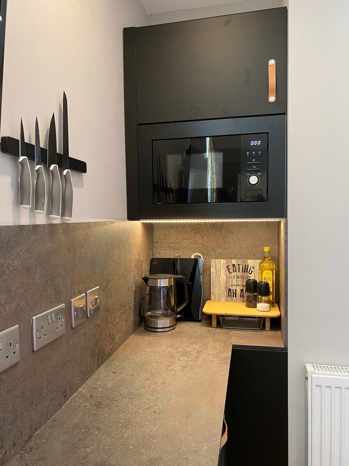 Réfrigérateur, micro-ondes, plaque de cuisson, grille-pain