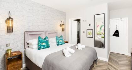 Ground floor compact studio with mini kitchen