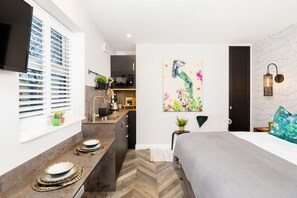 1 chambre, bureau, fer et planche à repasser, lit parapluie