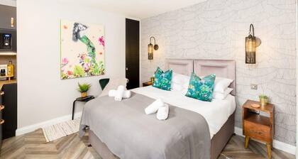 Ground floor compact studio with mini kitchen