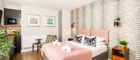 1 dormitori, escriptori, planxa i posts de planxar i wifi