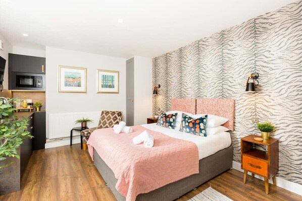 1 bedroom, desk, iron/ironing board, WiFi