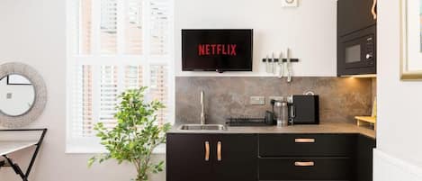 Réfrigérateur, micro-ondes, plaque de cuisson, grille-pain