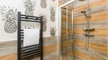 Shower, hair dryer, towels