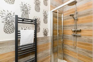 Een douche, een haardroger, handdoeken