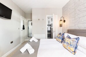1 chambre, bureau, fer et planche à repasser, lit de bébé portatif