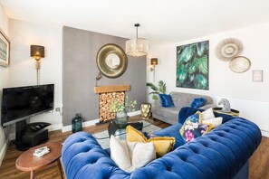 TV, offices - Stylish and central one bedroom apartment (Warrington)