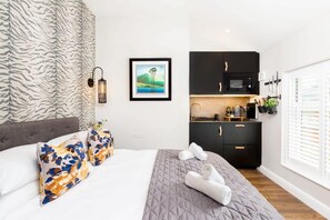 Desk, iron/ironing board, WiFi, bed sheets