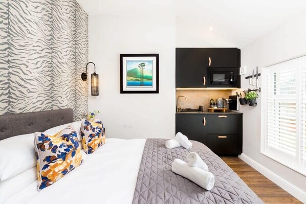 مكتب ومكواة/لوح كي وواي فاي وملاءات أسرّة