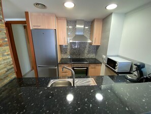 Jääkaappi, mikroaaltouuni, uuni, liesi