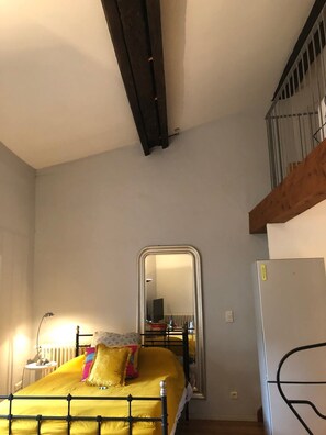 1 bedroom, WiFi, bed sheets - Lovely Limoux: office, AC, kitchenette, WIFI, TV (Limoux)