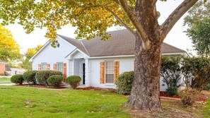 Exterior - Stylish 3BR Stay | High-Speed WiFi (Montgomery)