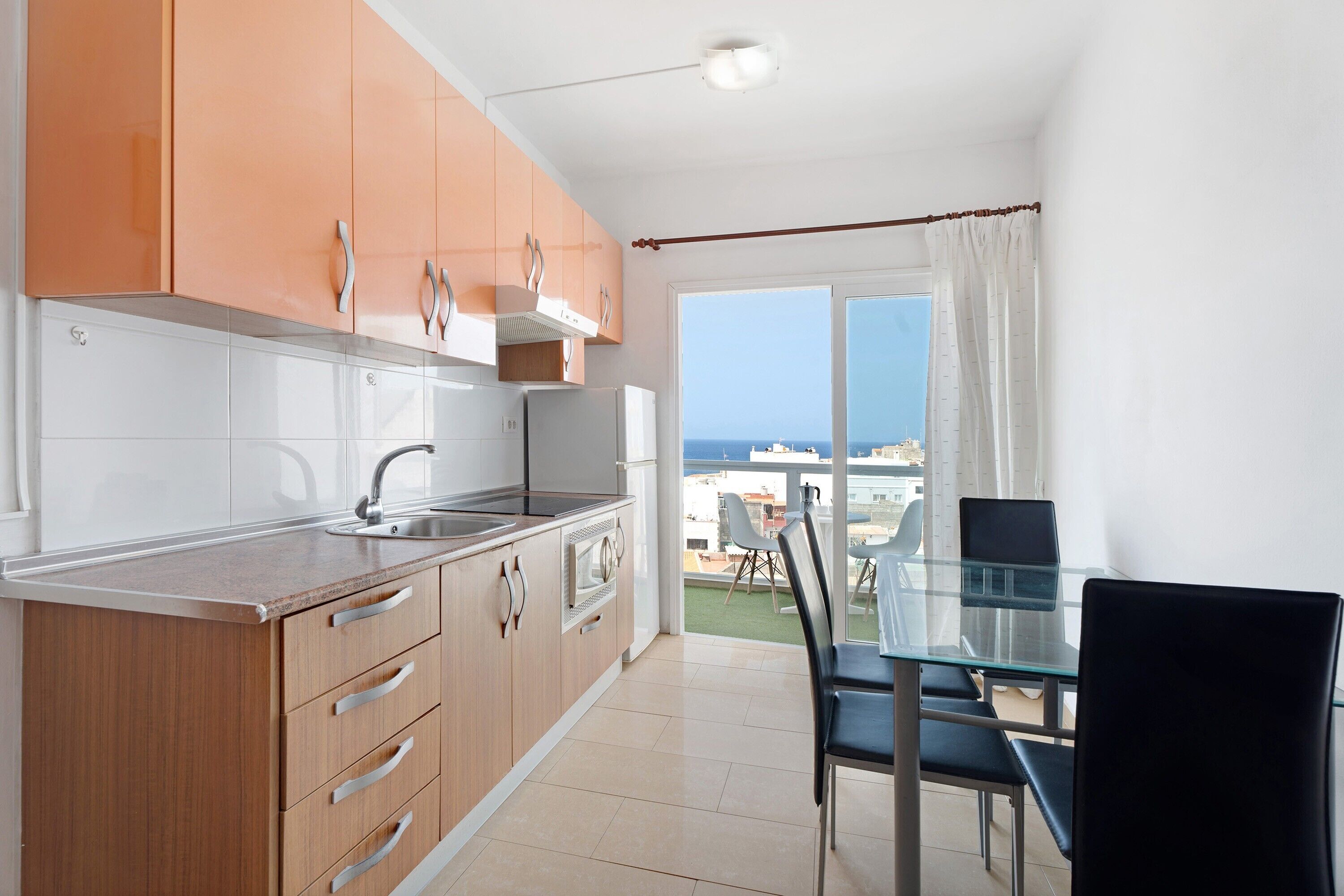 Kylskåp, mikrovågsugn, spishäll och kaffe- och tebryggare