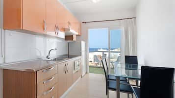 Kylskåp, mikrovågsugn, spishäll och kaffe- och tebryggare