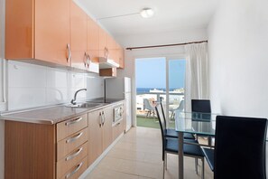 Geladeira, micro-ondas, cooktop, cafeteira/chaleira