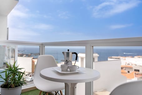 Outdoor dining. Vacation Apartment 'Alcamar' with Sea View, Balcony and Wi-Fi