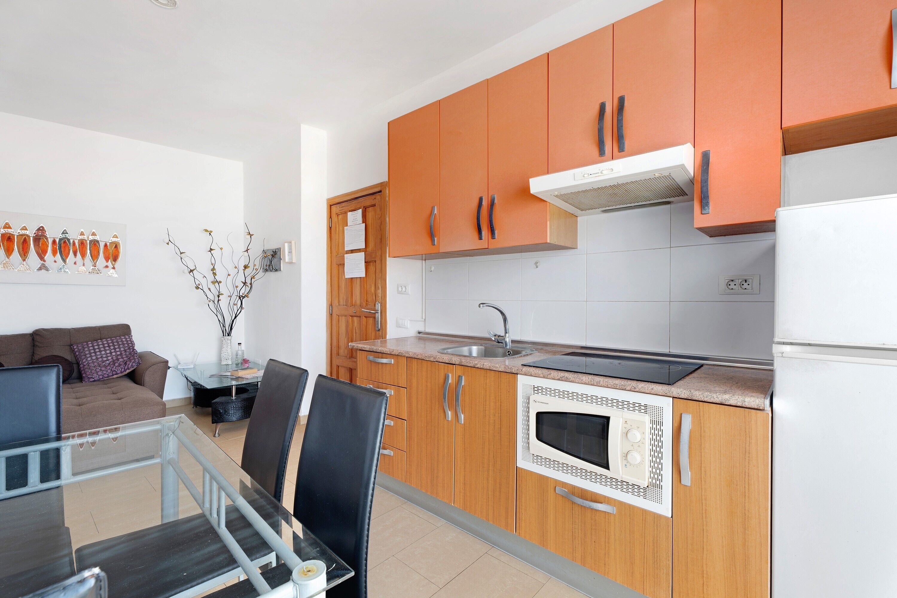 Jääkaappi, mikroaaltouuni, liesi, kahvin-/teenkeitin