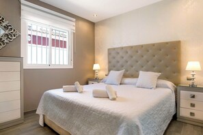 3 slaapkamers, een strijkplank/strijkijzer, gratis wifi, beddengoed