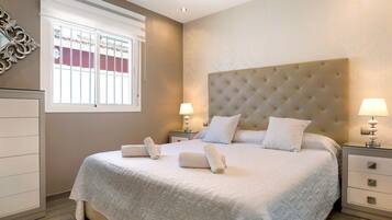 3 slaapkamers, een strijkplank/strijkijzer, gratis wifi, beddengoed