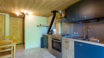 Een koelkast, een magnetron, een oven, een kookplaat