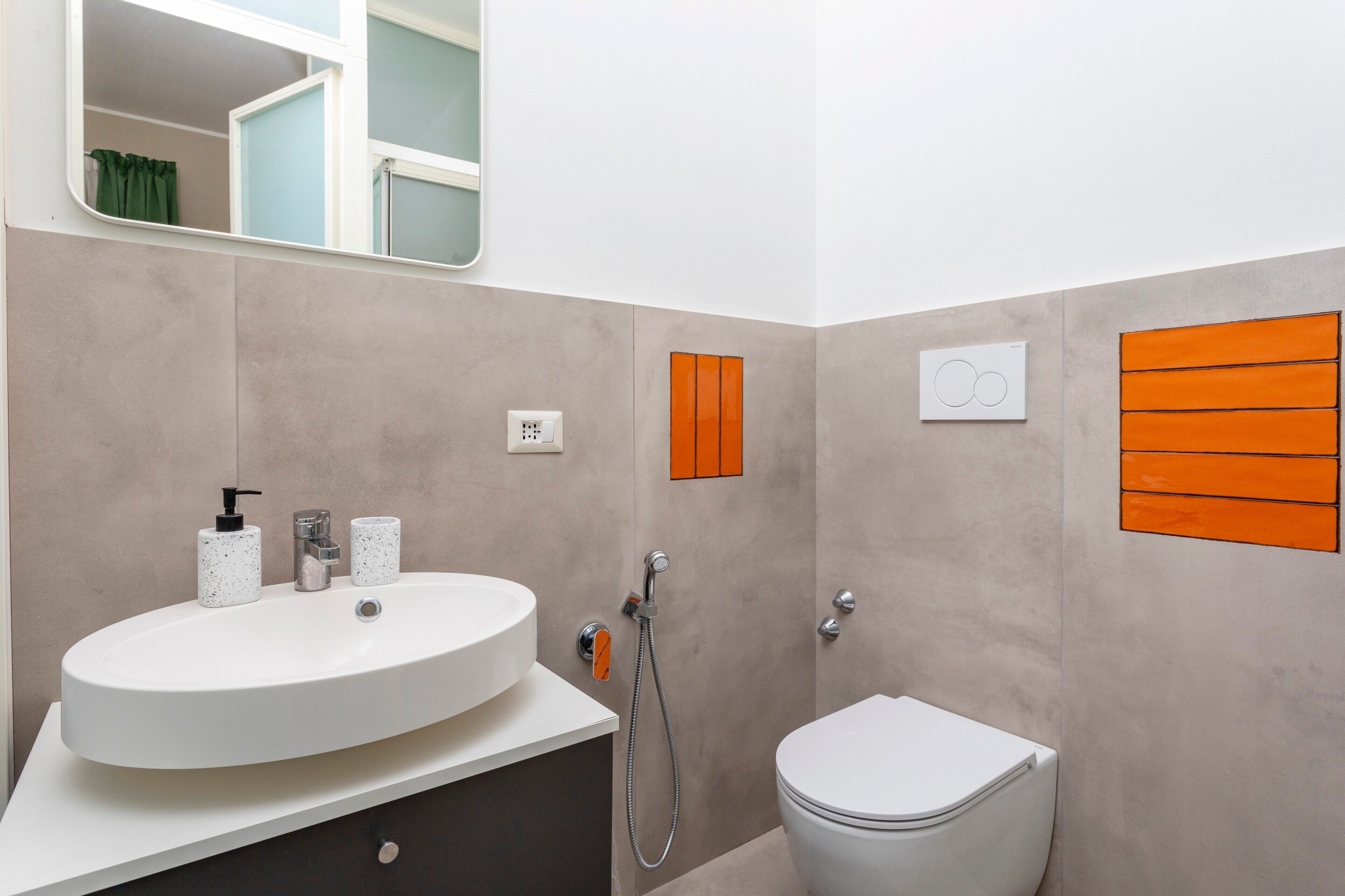 Une salle de bain avec un lavabo blanc, des toilettes et une douche.