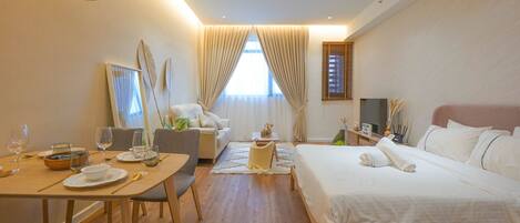 Estudio de diseñador, vista a la ciudad | Decoración personalizada, muebles diferentes y escritorio