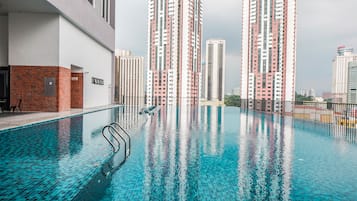 2 kolam renang terbuka