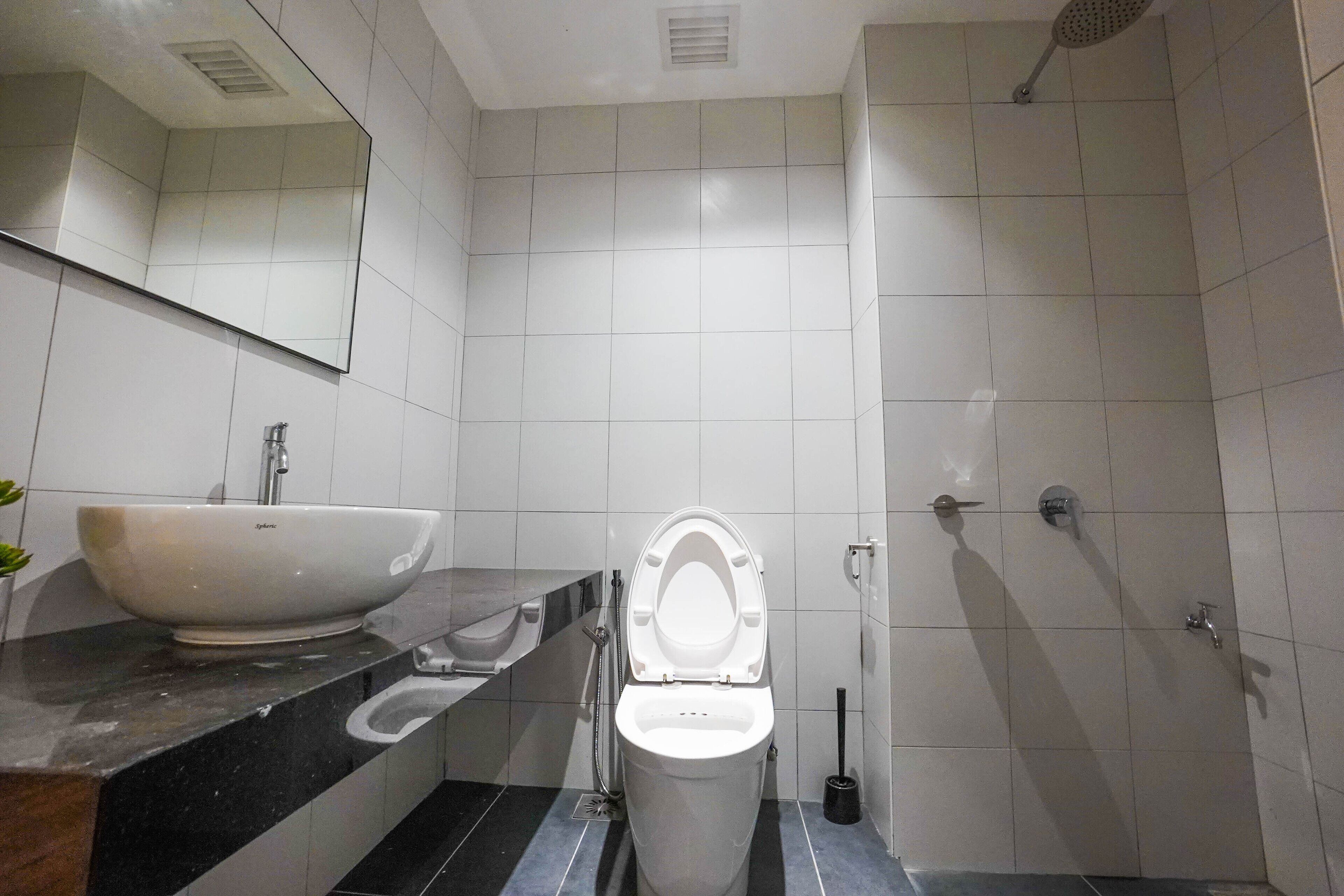 デザイン スタジオ シティビュー | バスルーム | レインフォールシャワー、バスアメニティ (無料)、ヘアドライヤー、スリッパ