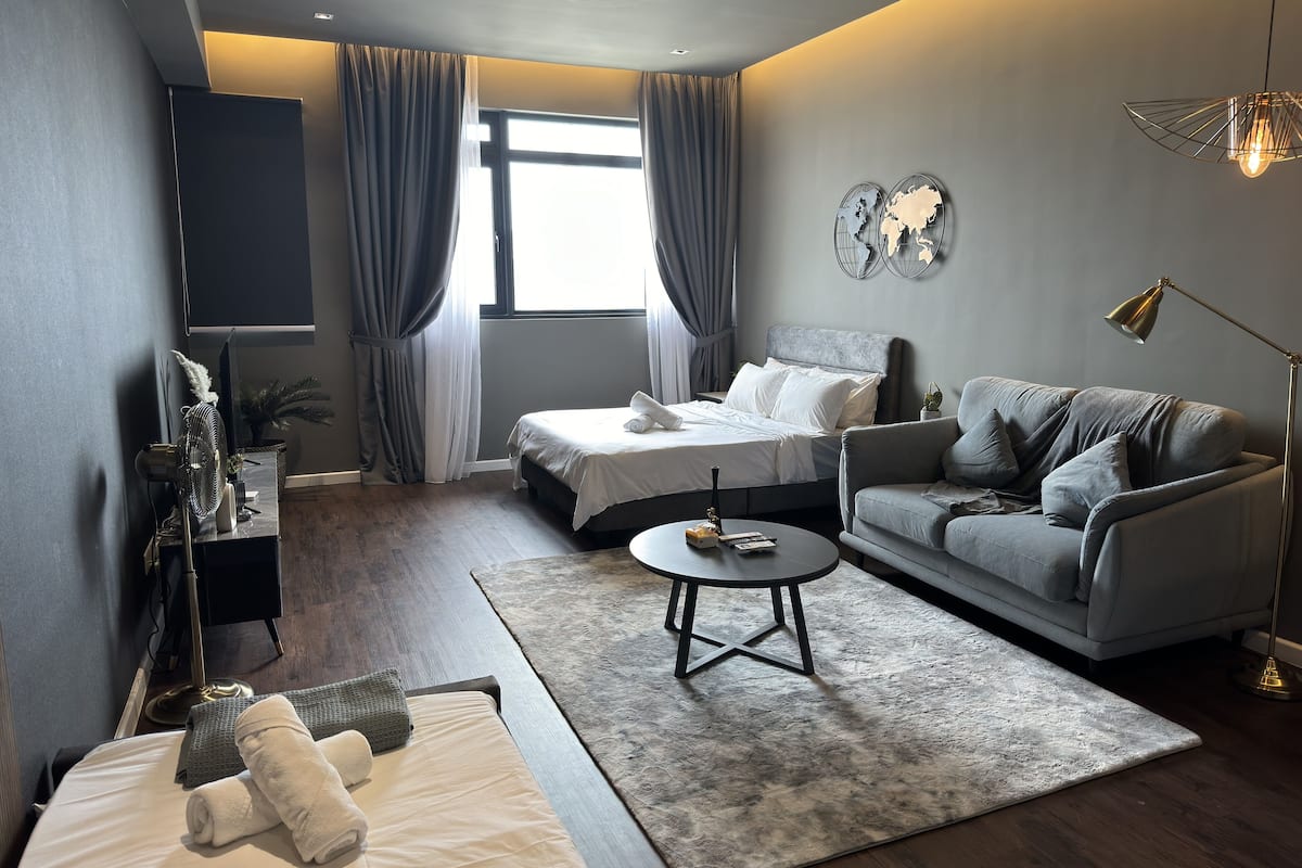 Estudio familiar | Decoración personalizada, muebles diferentes y escritorio