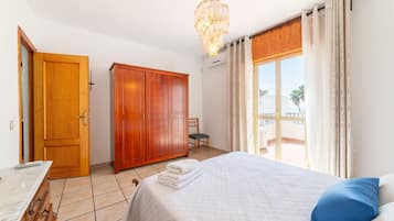 4 bedrooms, iron/ironing board, free WiFi, bed sheets