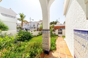 Property grounds - Casa Rural La Buganvilla: Mountain Views, Wi-Fi, and Air Conditioning (Níjar)