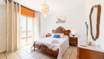 4 bedrooms, iron/ironing board, free WiFi, bed sheets