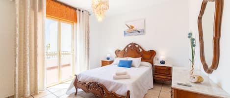 4 bedrooms, iron/ironing board, free WiFi, bed sheets