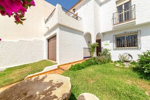 Exterior - Casa Rural La Buganvilla: Mountain Views, Wi-Fi, and Air Conditioning (Níjar)