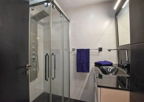 Shower, towels - Apartment 'Son Baulo' with Sea View, Private Terrace and Wi-Fi (Can Picafort)