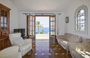 TV, fireplace - Villa 'Ratjada' with Sea View, Wi-Fi and Air Conditioning (Provensals)