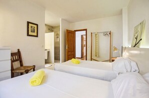 5 室のベッドルーム、アイロン / アイロン台、WiFi (無料)、ベッドシーツ