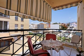 تناول الطعام بالخارج