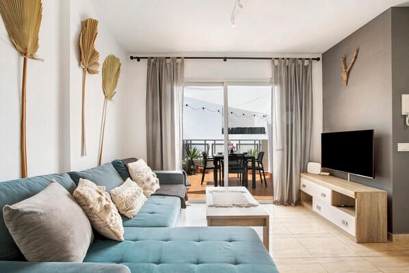 TV - Vacation Apartment 'Viva El Viento' with Private Terrace and Wi-Fi (El Médano)