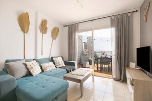 TV - Vacation Apartment 'Viva El Viento' with Private Terrace and Wi-Fi (El Médano)
